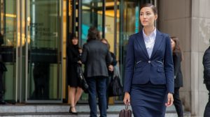 Leia mais sobre o artigo “Como se vestir para arrasar na entrevista: guia completo para mulheres com dicas de estiloEstá nervosa para aquela entrevista de emprego? A primeira impressão é a que fica, e a forma como você se veste pode fazer toda a diferença! Neste guia completo, vamos te mostrar como escolher o look perfeito para causar uma ótima impressão e aumentar suas chances de conquistar aquela vaga dos sonhos.  Por que a roupa importa?  A roupa que você veste transmite uma mensagem sobre você. Ao escolher um look profissional, você demonstra que está comprometida com a oportunidade e que leva a sério a entrevista. Mas como escolher a roupa certa?  Dicas infalíveis para um visual impecável:  Conheça a empresa: Pesquise a cultura da empresa e o dress code. Isso te ajudará a escolher um look adequado. Invista em peças clássicas: Um terninho bem cortado, uma camisa branca e um sapato scarpin são peças-chave que nunca saem de moda. Aposte em cores neutras: Cores como preto, branco, cinza, azul marinho e bege transmitem profissionalismo e seriedade. Cuidado com os acessórios: Opte por acessórios discretos e elegantes, como um relógio e uma pulseira delicada.