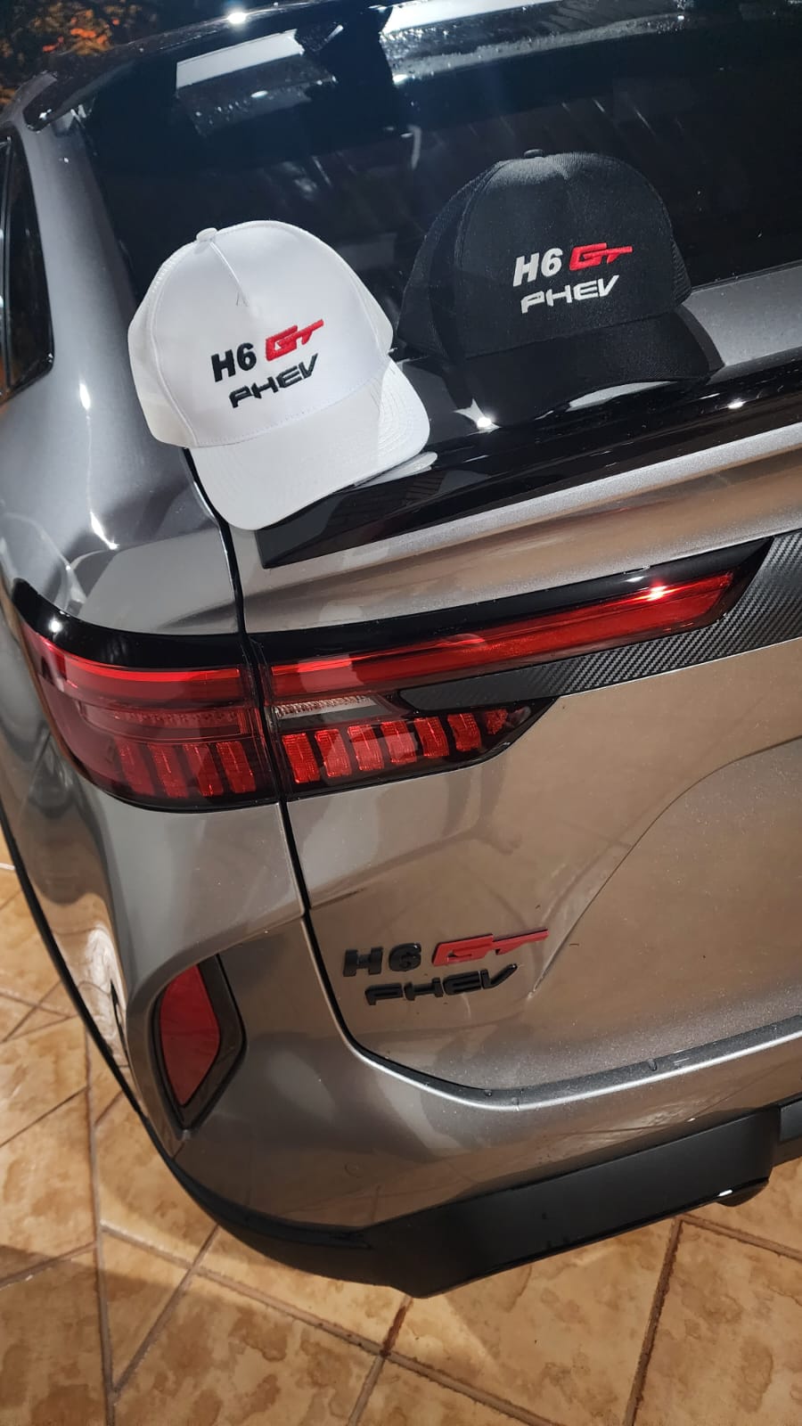 boné-branco-haval-gt-h6-preto-carro-híbrido boné branco e preto haval gt gwm carro híbrido